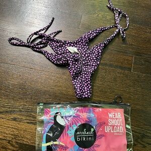 Moana bikini bottom, size small. Only worn a few times, always hand washed.